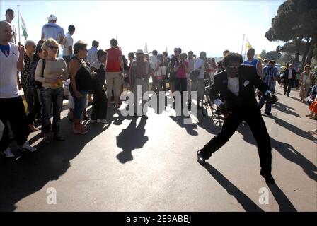 Atmosphere picture along the Croisette during the 59th Film Festival of Cannes, France on May 20, 2006. Photo by Axelle de Russe/ ABACAPRESS.COM Stock Photo