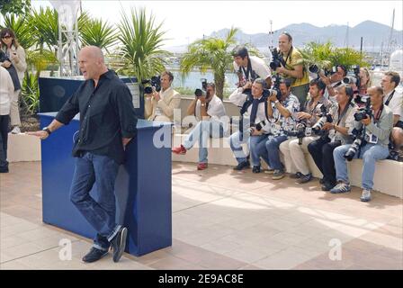 US actor Bruce Willis poses during the photocall for the film 'Over the Hedge' during the 59th Cannes Film Festival, in Cannes, France, on May 21, 2006. Photo by Axelle de Russe/ABACAPRESS.COM Stock Photo