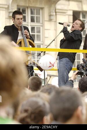 French singer Benabar performs live during the 'Parade Solidarite Sida', in Paris, France, on May 21, 2006. Photo by Nicolas Gouhier/ABACAPRESS.COM Stock Photo