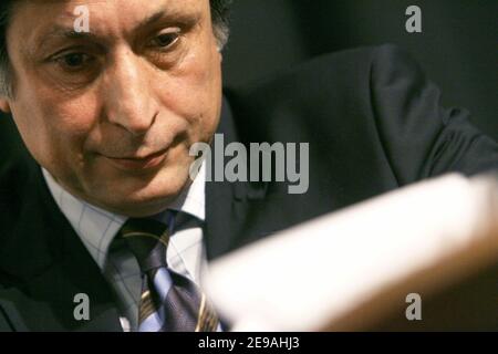 'France Televisions' president Patrick de Carolis announces the summer schedules during a press conference in Paris, France, on May 29, 2006. He told his disapointment regarding the decision of TV presenter Thierry Ardisson to leave french TV 'France 2'. Photo by Mehdi Taamallah/ABACAPRESS.COM Stock Photo