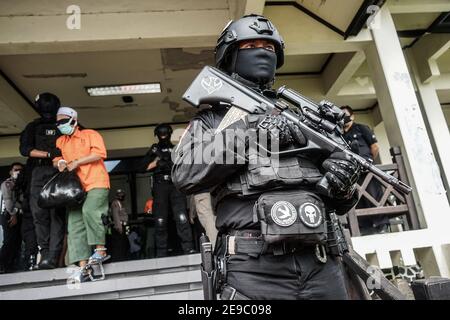 Makassar, South Sulawesi, Indonesia. 4th Feb, 2021. A total of 19 suspected terrorists in Makassar, South Sulawesi, Indonesia, who were arrested a few weeks ago, were taken to Jakarta to undergo legal proceedings under strict police guard. All have become suspects for violating the Terrorism Law. These terrorists pledged allegiance to the Islamic State of Iraq and Syria (ISIS) led by Abu Bakr al-Baghdadi. Credit: Herwin Bahar/ZUMA Wire/Alamy Live News Stock Photo