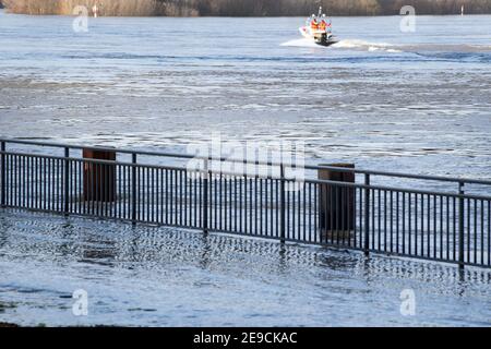 Duesseldorf, Germany. 04th Feb, 2021. The water of the Rhine has overflowed its banks. The flood situation in North Rhine-Westphalia remained tense on Thursday morning. In Düsseldorf, Duisburg, Wesel and Rees, the level of the Rhine continued to rise slightly compared to Wednesday morning. Credit: Federico Gambarini/dpa/Alamy Live News Stock Photo