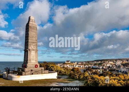 FINDOCHTY MORAY COAST SCOTLAND IMPOSING WAR MEMORIAL OVERLOOKING THE HARBOUR ON A FROSTY MORNING A WHITE CHURCH  ON THE HILL Stock Photo