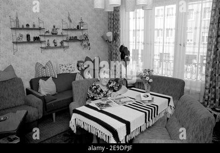 15 October 1984, Saxony, Eilenburg: The GDR district town of Eilenburg in autumn 1984 - an elderly woman sits in her living room reading a magazine. Exact date of recording not known. Photo: Volkmar Heinz/dpa-Zentralbild/ZB Stock Photo