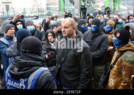 Kyiv, Ukraine. 04th Feb, 2021. Activist Yevhen Karas speaks to the police during a clash of activists and veterans with the police who picket the pro-Kremlin TV channel NASH in Kiev.Ukrainian President Volodymyr Zelensky has banned three pro-Russian television channels; 112 Ukraine, Zik TV and NewsOne TV. A move the president said was aimed at staving off Kremlin propaganda. The Kremlin condemned the ban while the US embassy in Kiev praised the move as it would help 'counter Russia's malignant influence'. Credit: SOPA Images Limited/Alamy Live News Stock Photo