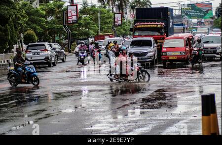 Makassar, South Sulawesi, Indonesia. 4th Feb, 2021. Motorcyclists cross a traffic jam due to flooding in Makassar City, Indonesia. Several main roads in the area have been flooded due to increased rainfall in the last few days. Credit: Herwin Bahar/ZUMA Wire/Alamy Live News Stock Photo