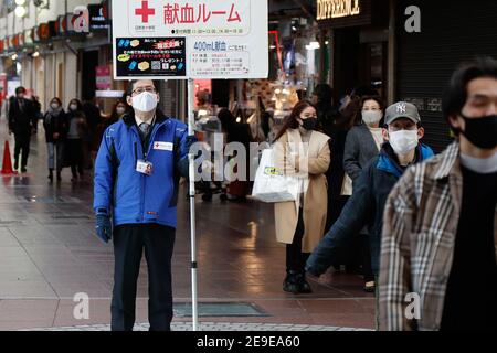 Tokyo, Japan. 4th Feb, 2021. People wear facemasks as a preventive measure against the spread of Covid19 at the shopping district of Shinjyuku in Tokyo.Japan's death toll from COVID-19 has now risen by 119 from the previous day to 6,084 on Wednesday, exceeding the 6,000 mark only 11 days after it topped 5,000 on 23rd Jan. Credit: James Matsumoto/SOPA Images/ZUMA Wire/Alamy Live News Stock Photo