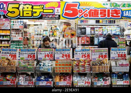 Tokyo, Japan. 4th Feb, 2021. People wearing facemasks as a preventive measure against the spread of Covid19 shop at a supermarket in Shinjyuku.Japan's death toll from COVID-19 has now risen by 119 from the previous day to 6,084 on Wednesday, exceeding the 6,000 mark only 11 days after it topped 5,000 on 23rd Jan. Credit: James Matsumoto/SOPA Images/ZUMA Wire/Alamy Live News Stock Photo