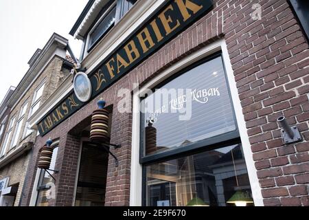 Dinkarville Schiereiland Onderhandelen Museum shop "De Witte Os", the oldest Douwe Egberts shop with on the right the museum in the Midstraat in Joure, The Netherlands Stock Photo - Alamy Dinkarville Schiereiland Onderhandelen Museum shop "De Witte Os", the oldest Douwe Egberts shop with on the right the museum in the Midstraat in Joure, The Netherlands Stock Photo - Alamy