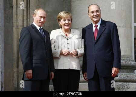 Russian president Vladimir Putin, German Chancellor Angela Merkel and French President Jacques Chirac after a mini-summit focused on Iran and the Middle East as well as recent developments in the European aerospace and energy sectors, 23 September 2006 in the castle of Compiegne, northern France. Photo by Thierry Orban/ABACAPRESS.COM Stock Photo