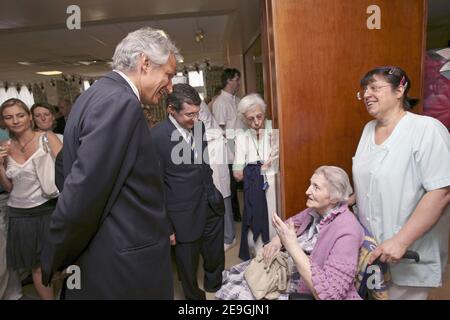 Prime minister Dominique de Villepin visits a retirement house in Paris Stock Photo