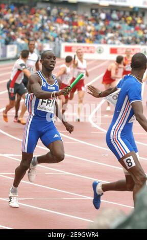 France's Leslie Djhones gives the baton to Idrissa M'Barke on 4X400 m final at the European Track and Field Championships, in Goteborg, Sweden, on August 13, 2006. French team won the gold medal. Photo by Guibbaud-Kempinaire/Cameleon/ABACAPRESS.COM Stock Photo