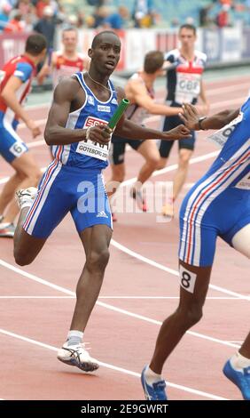 France's Leslie Djhones gives the baton to Idrissa M'Barke on 4X400 m final at the European Track and Field Championships, in Goteborg, Sweden, on August 13, 2006. French team won the gold medal. Photo by Guibbaud-Kempinaire/Cameleon/ABACAPRESS.COM Stock Photo