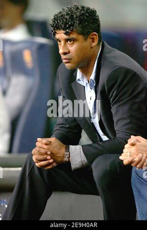 Barcelona Coach Frank Rijkaard during the Gamper trophy, FC Barcelona vs Bayern at Nou Camp, in Barcelona, Spain, on August 22, 2006. Barcelona won 4-0. Photo by Manuel Blondeau/Cameleon/ABACAPRESS.COM Stock Photo