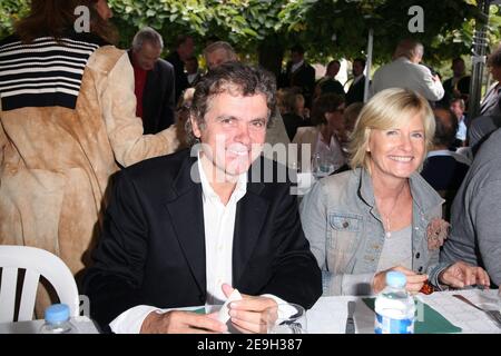 French journalists Claude Serillon and his wife Catherine Ceylac pose during the 'Foret des Livres' writers meeting at Chanceaux Pres Loches, France, organized by french author Gonzague Saint-Bris on August 27, 2006 Photo by Denis Guignebourg/ABACAPRESS.COM Stock Photo