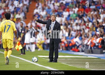 Villareal's coach Manuel Pellegrini during the Spanish League football match, Real Madrid vs Villareal, in Madrid, Spain, on August 27, 2006. The game ended in a draw 0-0. Photo by Christian Liewig/ABACAPRESS.COM Stock Photo