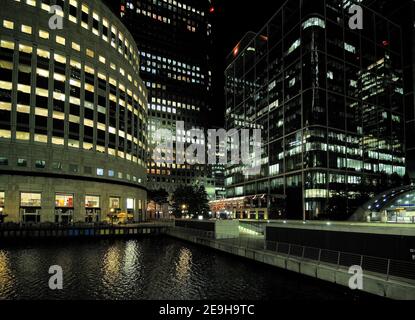 View From Bank Street To The Brightly Lit Bank Towers At Reuters Plaza In Canary Wharf London England At Night Stock Photo