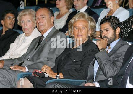 Claude Pompidou (L), France's President Jacques Chirac (2nd L), first lady Bernadette Chirac (2nd R), and actor Jamel Debbouze (R) await the screening of the film 'Indigenes' to raise funds for the Pompidou Foundation at the 'George V' cinema in Paris, France, on September 5, 2006. Photo by Samson Thomas/Pool/ABACAPRESS.COM Stock Photo