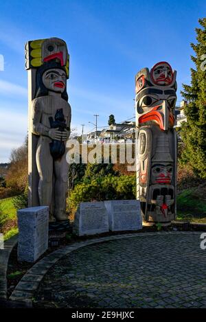 Coast Salish Housepost by Susan Point and Haida Totem Pole by Robert Davidson, Seawall, White Rock, British Columbia, Canada Stock Photo