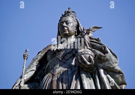 Bronze memorial statue of Queen Victoria (1819 - 1901) in Guildhall Square, Portsmouth. Sculpted by Alfred Drury (1856 - 1944) and on public display s Stock Photo