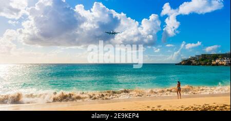 Landing of an airplane at Princess Juliana Airport from Maho Beach on the island of Saint Martin in the Caribbean Stock Photo