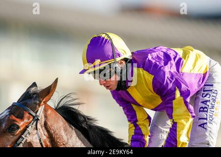 Royaume Uni ridden by jockey Ryan Moore on their way to win The Read Katie Walsh On Betway Insider Handicap at Lingfield Racecourse. Picture date: Friday February 5, 2021. Stock Photo