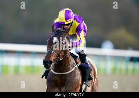 Royaume Uni ridden by jockey Ryan Moore on their way to win The Read Katie Walsh On Betway Insider Handicap at Lingfield Racecourse. Picture date: Friday February 5, 2021. Stock Photo