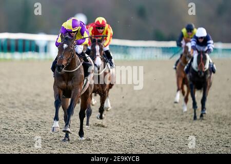 Royaume Uni ridden by jockey Ryan Moore (left) on their way to win The Read Katie Walsh On Betway Insider Handicap at Lingfield Racecourse. Picture date: Friday February 5, 2021. Stock Photo