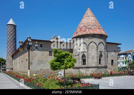 Yakutiye Medrese with minaret and Kümbet, 14th century Madrasa and example of Seljuk architecture in the city Erzurum, eastern Anatolia, Turkey Stock Photo