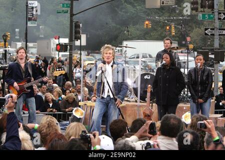 British singer Rod Stewart performs live on CBS's 'The Early Show' broadcasted from the Plaza on 59th Street in New York City, NY, USA on October 6, 2006. Photo by Charles Guerin/ABACAPRESS.COM Stock Photo