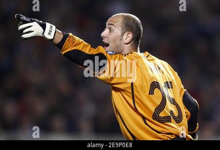 Liverpool's goalkeeper Pepe Reina during the UEFA Champions League, Group C, Girondins de Bordeaux vs Liverpool FC at the Stade Chaban-Delmas in Bordeaux, France on October 18, 2006. Liverpool won 1-0. Photo by Christian Liewig/ABACAPRESS.COM Stock Photo