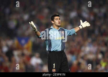 Barcelona's goalkeeper Victor Valdes during the UEFA Champions League, Group A, Barcelona vs Chelsea at the Camp Nou stadium in Barcelona, Spain on October 31, 2006. The match ended in a 2-2 draw. Photo by Christian Liewig/ABACAPRESS.COM Stock Photo