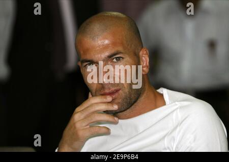 French footballer Zinedine Zidane at the Grameen Bank Dhaka, Bangladesh on November 8, 2006. Zidane played with young Bangladeshi soccer players during his brief visit to the south Asian Nation. Photo by Patrick Durand/Cameleon/ABACAPRESS.COM Stock Photo