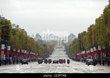 French President Jacques Chirac leaves the Armistice Day ceremony at the Arc de Triomphe in the presence of one of the last four surviving French soldiers from World War I on November 11, 2006 in Paris, France. Photo by Bernard Bisson/ABACAPRESS.COM Stock Photo