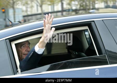 French President Jacques Chirac leaves the Armistice Day ceremony at the Arc de Triomphe in the presence of one of the last four surviving French soldiers from World War I on November 11, 2006 in Paris, France. Photo by Bernard Bisson/ABACAPRESS.COM Stock Photo