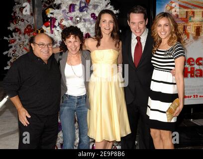 Danny De Vito, Rhea Perlman, Kristin Davis, Matthew Broderick and Sarah Jessica Parker attend the premiere of 20th Century Fox 'Deck the Halls' at the Chinese Theatre in Hollywood. Los Angeles, November 12, 2006. Photo by Lionel Hahn/ABACAPRESS.COM Stock Photo