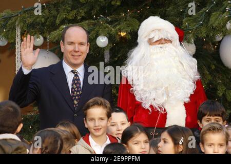 Prince Albert II poses with the Principaulty's children during the traditional Christmas tree ceremony held at Royal Palace, in Monaco, on December 20, 2006. Photo by Thierry Orban/ABACAPRESS.COM Stock Photo