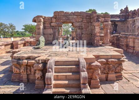 Bagalakote, Karnataka, India .Pattadakal temple complex. Brown stone Mallikarjuna Temple entrance side on platform with back of black Nandi statue und Stock Photo