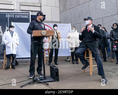 New York, United States. 05th Feb, 2021. Yankees manager Aaron Boone jokes with mayor de Blasio who wears Yankees hat despite being Red Sox fan at opening of mass vaccination site at Yankee Stadium in New York, on February 5, 2021. This site was opening by mutual decision of Governor Andrew Cuomo and maoyr Bill de Blasio to serve only residents of the Bronx. This borough is the hardest hit by pandemic in the city. (Photo by Lev Radin/Sipa USA) Credit: Sipa USA/Alamy Live News Stock Photo