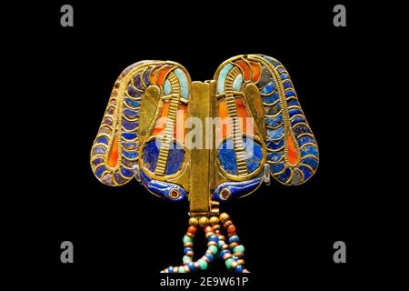 Egypt, Cairo, Tutankhamon jewellery : Clasp of a complex flexible pectoral. The snakes represent the goddess Wadjet. Stock Photo