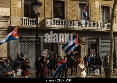 Barcelona, Spain. 6th Feb, 2021. Exiled Cubans gather in front of the General Consulate of Cuba in Barcelona to protest for the liberation of political prisoners. Credit: Matthias Oesterle/Alamy Live News Stock Photo