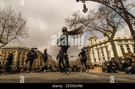 Barcelona, Spain. 6th Feb, 2021. Demonstrators dance during a protest against harsher anti-covid19 measures as closures in the hospitality and culture sector and limitations of social contacts by the Catalan government due to the accelerated spread of the coronavirus. Credit: Matthias Oesterle/Alamy Live News Stock Photo