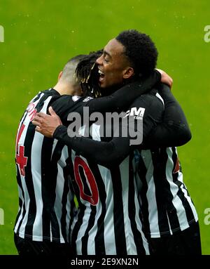 Newcastle United's Joe Willock (right) celebrates scoring their side's first goal of the game with team-mates during the Premier League match at St James' Park, Newcastle upon Tyne. Picture date: Saturday February 6, 2021. Stock Photo