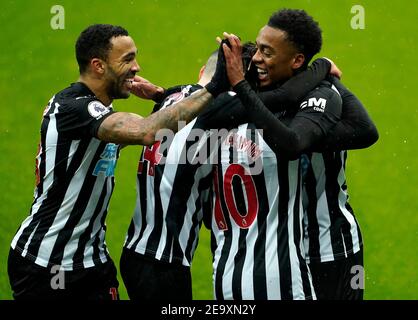 Newcastle United's Joe Willock (right) celebrates scoring their side's first goal of the game with team-mates during the Premier League match at St James' Park, Newcastle upon Tyne. Picture date: Saturday February 6, 2021. Stock Photo