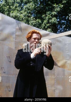 Damian Lewis (Hamlet) in HAMLET by Shakespeare at the Open Air Theatre, Regent’s Park, London  15/05/1994  Tanya McCallin  director: Tim Pigott-Smith Stock Photo