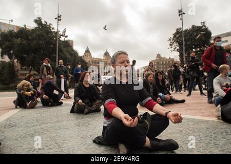 Barcelona, Catalonia, Spain. 6th Feb, 2021. Protesters are seen meditating.The Spanish group of police and former police denial of the coronavirus, Policias por la Liberdad (police for freedom), have called a denial demonstration that Saturday, February 6 in Barcelona, where they have meditated, sung songs and asked for the end of the measures Covid-19 restrictions Credit: Thiago Prudencio/DAX/ZUMA Wire/Alamy Live News Stock Photo
