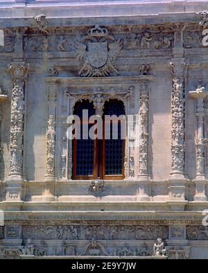 DETALLE DE UNA VENTANA DE LA FACHADA QUE DA A LA PLAZA DE SAN FRANCISCO-ESTILO PLATERESCO - S XVI. Author: RIAÑO DIEGO DE. Location: AYUNTAMIENTO. Sevilla. Seville. SPAIN. Stock Photo