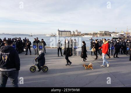 Istanbul, Turkey. 6th Jan, 2021. People along the street look on as students carry on during the demonstration.Bo?aziçi University students protest against government appointed rector, Melih Bulu. Credit: Ibrahim Oner/SOPA Images/ZUMA Wire/Alamy Live News Stock Photo