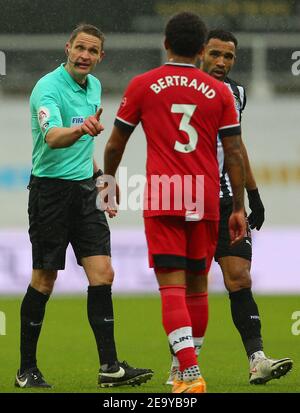 NEWCASTLE UPON TYNE, ENGLAND - FEBRUARY 06: Referee, Craig Pawson, warns Ryan Bertrand of Southampton during the Premier League match between Newcastle United and Southampton at St. James Park on February 6, 2021 in Newcastle upon Tyne, United Kingdom. (Photo by MB Media/MB Media) Stock Photo