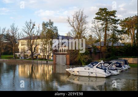 Cookham, Berkshire, UK. 6th February, 2021. River levels remain high on the River Thames. A Flood Alert remains in force along the stretch of the River Thames from Hurley to Cookham. The Pound across Cookham Moor flooded earlier this week and remains closed to traffic following flooding. The flood water levels have lessened, however, further rain is expected overnight together with possible snow and the Environment Agency are closely monitoring the situation. Credit: Maureen McLean/Alamy Live News Stock Photo